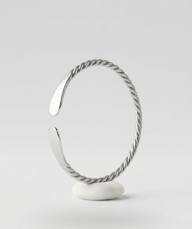 Brazalete "Alba" de Alpaca Artesanal – Brillo de Plata y Ajustable