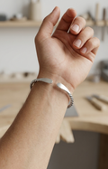 Brazalete "Alba" de Alpaca Artesanal – Brillo de Plata y Ajustable