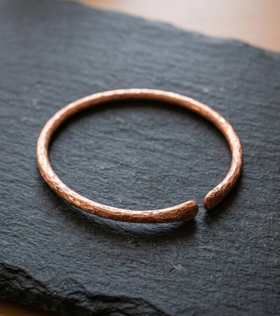 Brazalete de Cobre Puro Martilleado a Mano - Pulsera Rústica Ajustable - Hecho en España