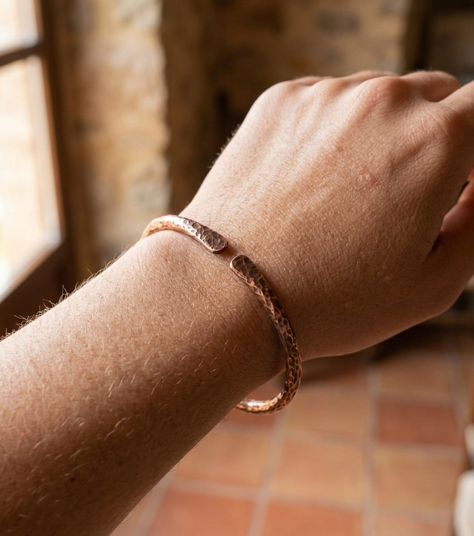 Brazalete de Cobre Puro Martilleado a Mano - Pulsera Rústica Ajustable - Hecho en España